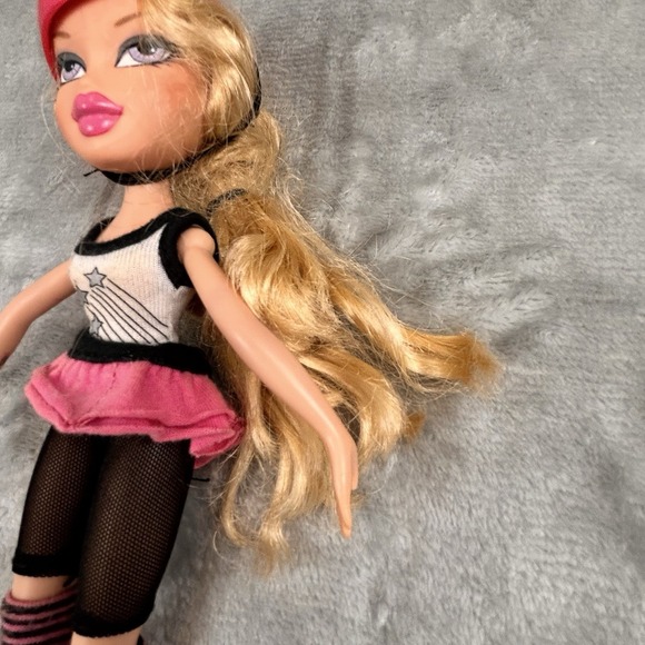 Bratz Play Sportz RC Xtreme Skateboarding Cloe Dressed Shoes Outfit & helmet - Picture 4 of 11
